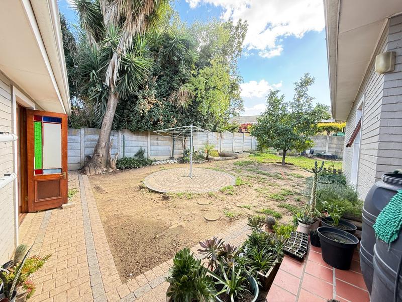 4 Bedroom Property for Sale in Die Wingerd Western Cape